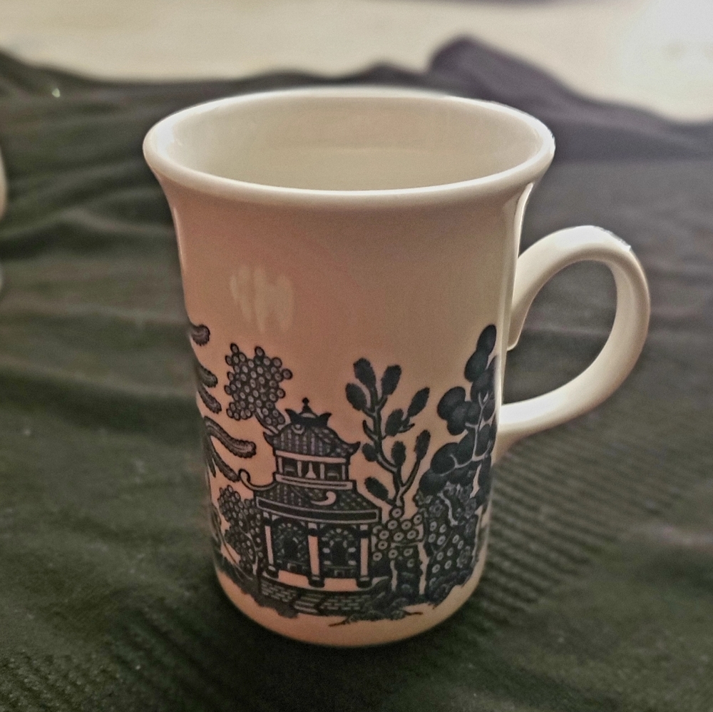 Set of 4 churchill blue willow mugs